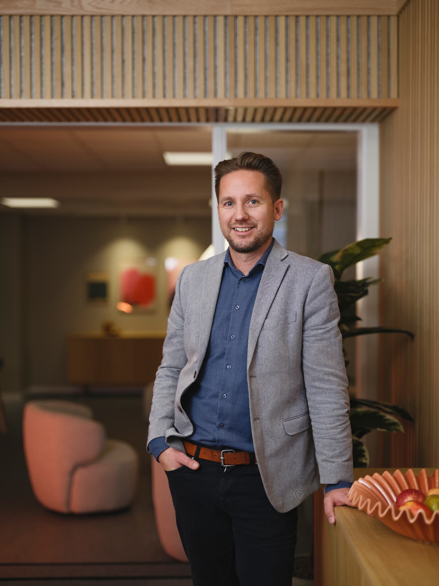 Kollega i mörk kavaj som ler i Brights lokal